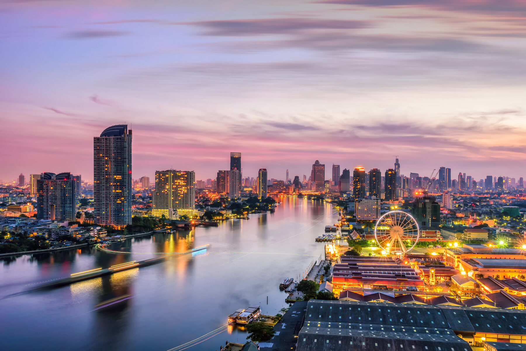 Rzeka Chao Phraya w Bangkoku nocą