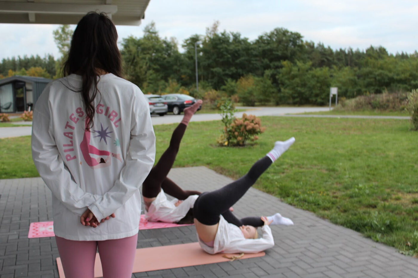 Bluza z napisem Pilates by Nicola podczas treningu