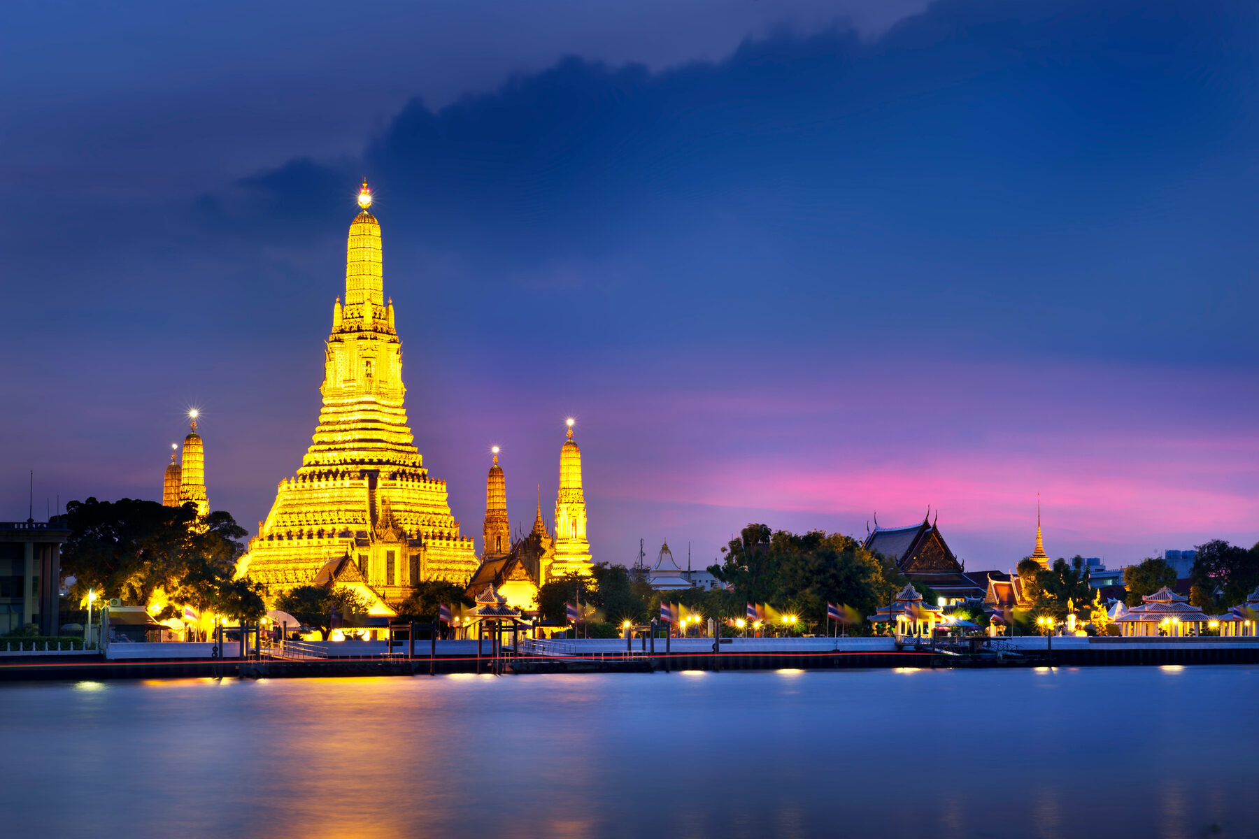 Świątynia Wat Arun w Bangkoku podświetlona po zmroku